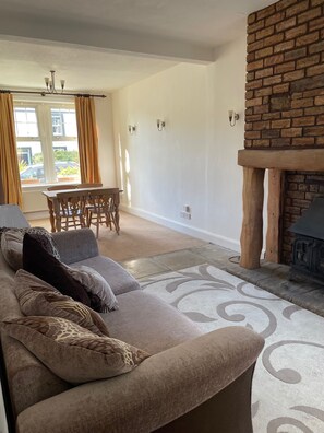 Smart TV - Cosy village house walking distance to beach and 2 pubs. (Beckermet)