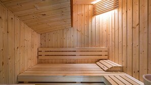 A sauna with wooden walls and benches. - Wifi, ski-in/ski-out & foot of the slopes, Ground floor, balcony, parking, tv, 100m² (Saint-Martin-de-Belleville)