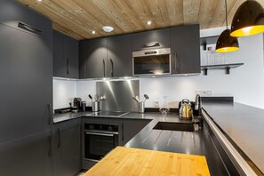 Fridge, microwave, oven, dishwasher - Wifi, ski-in/ski-out & foot of the slopes, 3rd floor, balcony, fireplace or stove, parking, tv (Saint-Martin-de-Belleville)