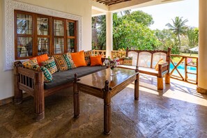 Books - Luxury Holiday Villa - Private Chef - Pool - A/C (partly) (Ukunda)