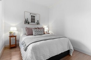 3 bedrooms, desk, iron/ironing board, free WiFi