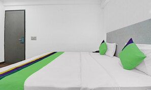 1 habitación, escritorio, tabla de planchar con plancha y ropa de cama
