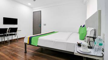 Deluxe kamer | Een bureau, een strijkplank/strijkijzer, beddengoed