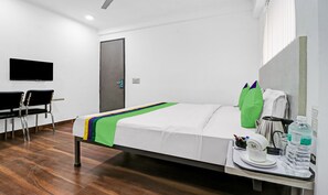 1 habitación, escritorio, tabla de planchar con plancha y ropa de cama