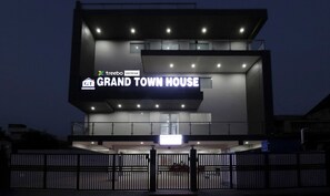Un bâtiment moderne sur lequel on peut lire l’inscription : « GRAND HÔTEL DE VILLE ».