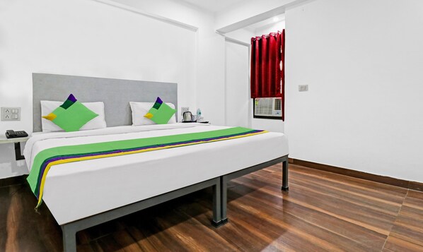 1 habitación, escritorio, tabla de planchar con plancha y ropa de cama 