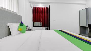 Deluxe Room | Desk, iron/ironing board, bed sheets