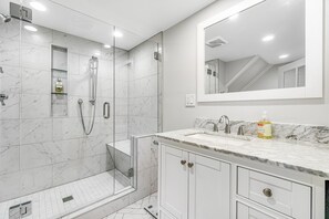 Hair dryer, towels - Modern Queen Anne studio - full kitchen - one block to Kerry Park, near downtown (Seattle)