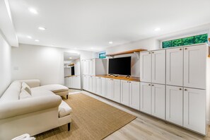 TV, books - Modern Queen Anne studio - full kitchen - one block to Kerry Park, near downtown (Seattle)