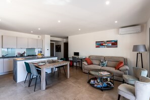 Un espacio habitable moderno con cocina, comedor y zona de estar.