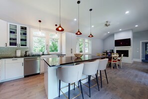 Fridge, microwave, oven, stovetop - New-Hot Tub Bayfront home with boat house, sauna, fast WiFi, & washer/dryer (Eastham)