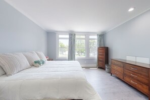 4 bedrooms, iron/ironing board, internet, bed sheets - New-Hot Tub Bayfront home with boat house, sauna, fast WiFi, & washer/dryer (Eastham)