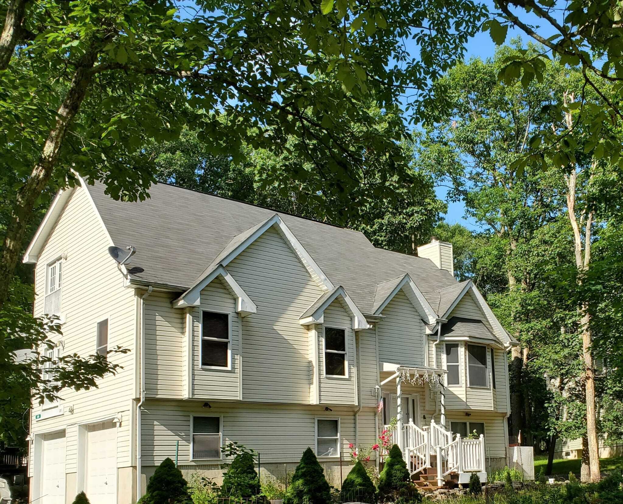 GARDEN STYLE BILEVEL HOUSE WITH SPA LIKE AMENITIES