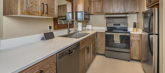 Ski in/out w/great views, amazing location & community pool/hot tub