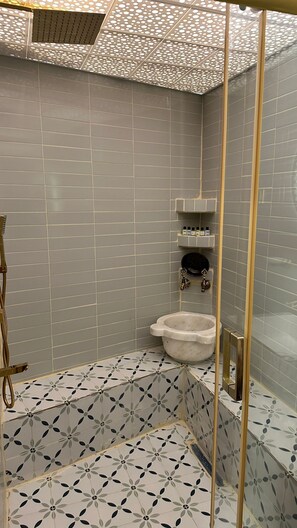 Deluxe Room | Bathroom | Hair dryer, slippers, towels, soap - Babil Antique Hotel (Sanliurfa)