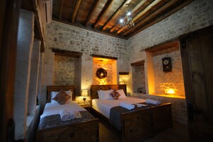 高档床上用品、记忆海绵床垫、迷你吧、特色装修