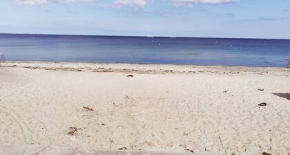 Beautiful cozy apartment 1000m from the natural beach