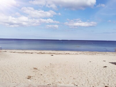 Beautiful cozy apartment 1000m from the natural beach