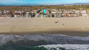 Un pueblo costero con playa y olas del océano.