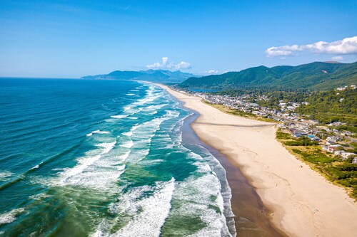 Rustic oceanfront home with beach views, deck, patio & fireplace - dog-friendly