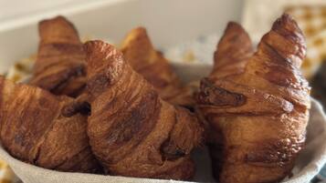 Un bol con varios croissants.
