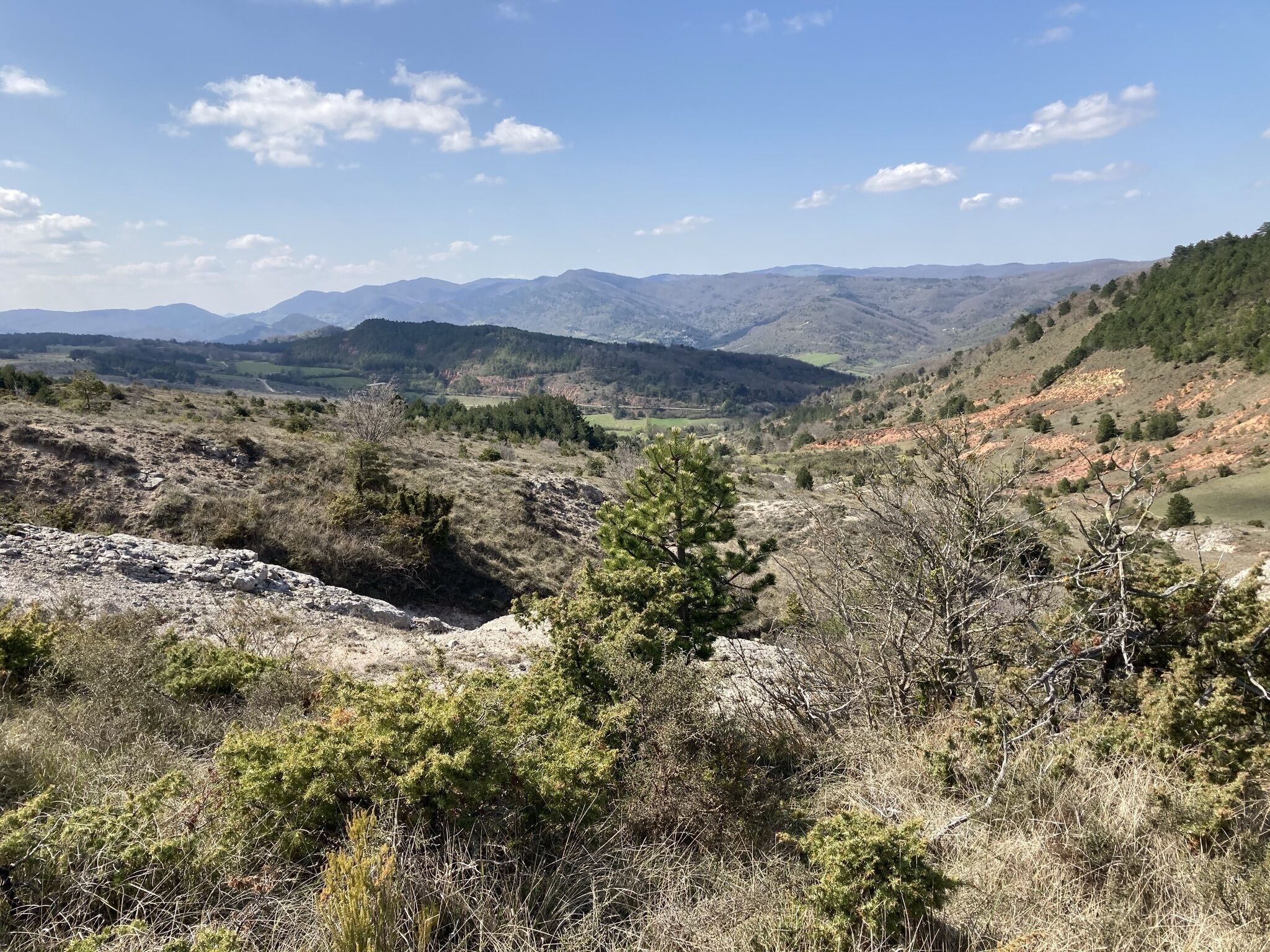 Paisatge montanyós amb vegetació escassa i cel serè.