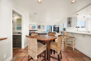 Dining - 2 Story Oceanfront / Patio & Ocean Views on 59th St. (Newport Beach)