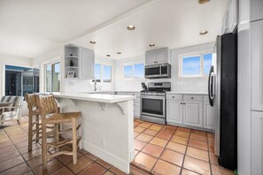 Fridge, microwave, oven, stovetop - 2 Story Oceanfront / Patio & Ocean Views on 59th St. (Newport Beach)
