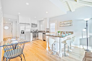 Fridge, microwave, oven, stovetop - Duplex Across the Street from Beach & Boardwalk (Newport Beach)