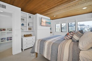 4 bedrooms, travel cot, WiFi, bed sheets