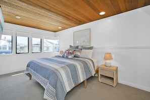 4 bedrooms, travel cot, WiFi, bed sheets - 4 bedroom Home in Quiet Neighborhood near Beach (Newport Beach)