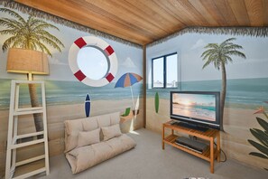 TV, fireplace - 4 bedroom Home in Quiet Neighborhood near Beach (Newport Beach)