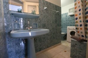 Baignoire, séchoir à cheveux, serviettes fournies, papier de toilette