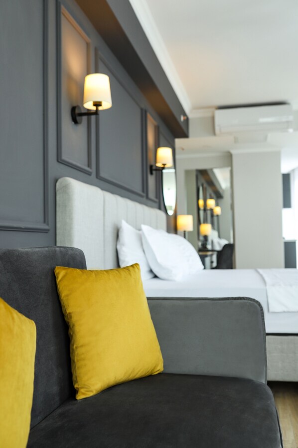 Minibar, bureau, espace de travail pour ordinateur portable