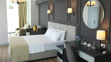 Classic Studio Suite | Minibar, desk, laptop workspace, bed sheets