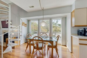 Dining - Top-floor Sea Colony gem with AC & fast WiFi - walk to beach, pools & tennis (Bethany Beach)