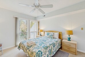 2 bedrooms, iron/ironing board, internet, bed sheets - Top-floor Sea Colony gem with AC & fast WiFi - walk to beach, pools & tennis (Bethany Beach)