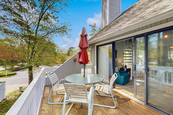Outdoor dining - Top-floor Sea Colony gem with AC & fast WiFi - walk to beach, pools & tennis (Bethany Beach)