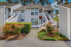 Exterior - Top-floor Sea Colony gem with AC & fast WiFi - walk to beach, pools & tennis (Bethany Beach)