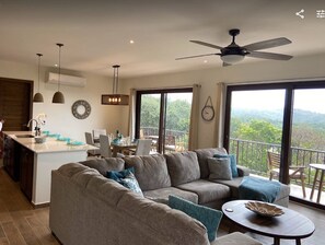 تلفزيون ذكي، مشغل دي في دي، كُتُب