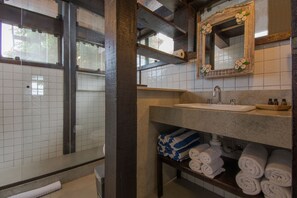 Ducha, toallas, jabón, shampoo