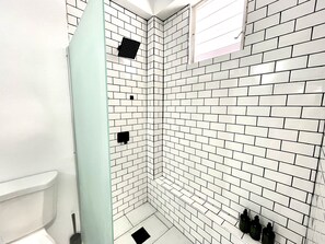 Shower, hair dryer, towels, soap - Remodeled Vacation Home perfect for remote work (Fajardo)