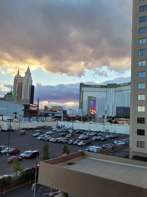 Property grounds - Polo Towers - Las Vegas, NV - Studio Suite Sleeps 2. Super Bowl Steal!! (Las Vegas)