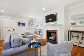 Smart TV - Charming Historic Townhouse Steps From USNA (Annapolis)