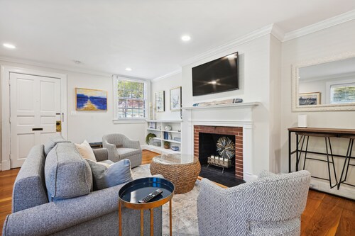 Charming Historic Townhouse Steps From USNA