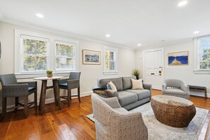 Smart TV - Charming Historic Townhouse Steps From USNA (Annapolis)