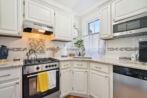 Fridge, microwave, oven, stovetop - Charming Historic Townhouse Steps From USNA (Annapolis)