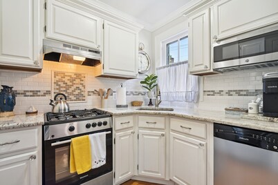 Charming Historic Townhouse Steps From USNA