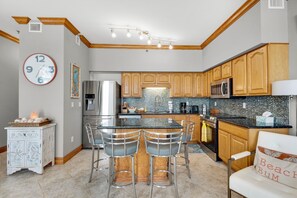 Fridge, microwave, oven, stovetop - ✨Beach Front-Top Floor Gulf Views-Upscale Furnishings-1BR Seahorse R✨ (Pensacola Beach)