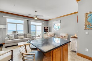 Smart TV - ✨Beach Front-Top Floor Gulf Views-Upscale Furnishings-1BR Seahorse R✨ (Pensacola Beach)